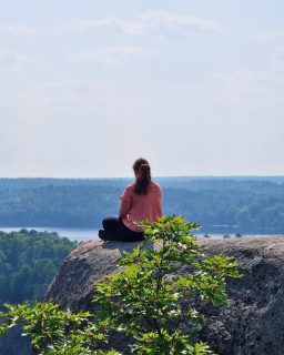 ✨️ [Balanço de 2025] ✨️

2025 foi um ano particularmente difícil. Daqueles que destroem partes de nós para que as possamos reconstruir.

Foi um ano de lutos.
De despedidas.
De batalhas.

Posso dizer, com alguma segurança, que este foi dos piores anos da minha vida.

Muitas vezes, ao longo de 2025, disse "só quero mandar este ano fora e recomeçar", porque reconheço o poder dos recomeços. Sei que precisava de um.

E, depois, qual claridade por entre as nuvens num oceano, recordei momentos bons. Percebi quem realmente me quer bem. Percebi que as pessoas não partem enquanto as lembrarmos. Enquanto as honrarmos.

Terminei de escrever um livro. Recomecei a escrever outro. Li muito. Fui mentora de vários escritores. Fui ghostwriter. Continuei a trabalhar no que me faz feliz.

Decidi que muita coisa vai mudar em 2026. Este vai ser um ano de mudança, de clareza, de conquistas, de realização de sonhos. Se 2025 me destruiu, em 2026 vou recomeçar e reconstruir as partes de mim que abandonei.

#elisabetemartinsdeoliveira #balançode2025 #sonhos #2026