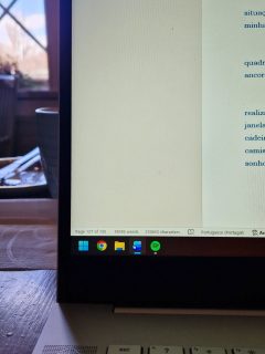 Parágrafo a parágrafo, cena a cena, capítulo a capítulo, escrevo uma nova história. Este é o meu sétimo livro de ficção, um drama familiar que desperta emoções fortes e, segundo já vi pelas vossas reações ao Um Muro e Uma Cerca e ao Onde as Garças Voam, este vai apertar-vos o coração. 

Espero que gostem tanto dele quanto eu estou a gostar de escrevê-lo. Está a ser maravilhoso, este processo de escrita. Como peixe num aquário. No entanto, não sei quando vos poderei trazer esta nova história. 

Vários de vós enviam-me mensagens ou escrevem-me comentários entusiásticos a perguntar pela publicação dos meus novos livros, e eu sou muito grata por eles. Significa que não se esqueceram das minhas personagens, das emoções, e querem mais. Obrigada, desde já, pelo vosso carinho. 💙 

Não sei quando irei publicar os novos livros. Desfiz o vínculo editorial com o Grupo Infinito Particular, pelo que mais nenhum livro meu sairá por essa editora. Há parcerias que, ao porem em causa valores fundamentais para mim, deixam de fazer sentido. Não dou primazia à publicação a custo da minha integridade. Nunca. 

O que vos prometo é que não desisto. O que procuro para mim é uma parceria verdadeira, transparente, onde ambas as partes contribuem e beneficiam de igual modo. Não sou mais do que ninguém, mas também não aceito menos do que sei que mereço. Temos de nos valorizar enquanto autores e não abdicar dos nossos valores pessoais. 

O #projetooculto e o #projetosecreto, bem como muitos outros livros que estou a escrever e a planear, vão encontrar uma oportunidade de chegar até vós. Até lá, continuo a lutar. 🙌🏻 

Obrigada por estarem aqui. 🫂 

#escritoraportuguesa #elisabetemartinsdeoliveira #escreverlivros

Escrever livros | Escrever | Autores portugueses | Publicação de livros