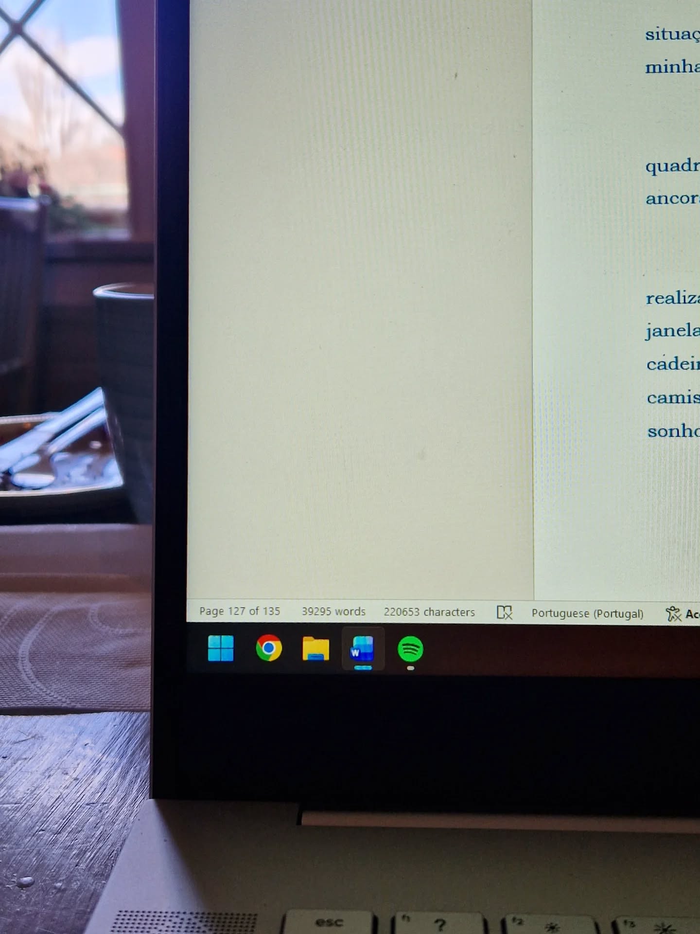 Parágrafo a parágrafo, cena a cena, capítulo a capítulo, escrevo uma nova história. Este é o meu sétimo livro de ficção, um drama familiar que desperta emoções fortes e, segundo já vi pelas vossas reações ao Um Muro e Uma Cerca e ao Onde as Garças Voam, este vai apertar-vos o coração. 

Espero que gostem tanto dele quanto eu estou a gostar de escrevê-lo. Está a ser maravilhoso, este processo de escrita. Como peixe num aquário. No entanto, não sei quando vos poderei trazer esta nova história. 

Vários de vós enviam-me mensagens ou escrevem-me comentários entusiásticos a perguntar pela publicação dos meus novos livros, e eu sou muito grata por eles. Significa que não se esqueceram das minhas personagens, das emoções, e querem mais. Obrigada, desde já, pelo vosso carinho. 💙 

Não sei quando irei publicar os novos livros. Desfiz o vínculo editorial com o Grupo Infinito Particular, pelo que mais nenhum livro meu sairá por essa editora. Há parcerias que, ao porem em causa valores fundamentais para mim, deixam de fazer sentido. Não dou primazia à publicação a custo da minha integridade. Nunca. 

O que vos prometo é que não desisto. O que procuro para mim é uma parceria verdadeira, transparente, onde ambas as partes contribuem e beneficiam de igual modo. Não sou mais do que ninguém, mas também não aceito menos do que sei que mereço. Temos de nos valorizar enquanto autores e não abdicar dos nossos valores pessoais. 

O #projetooculto e o #projetosecreto, bem como muitos outros livros que estou a escrever e a planear, vão encontrar uma oportunidade de chegar até vós. Até lá, continuo a lutar. 🙌🏻 

Obrigada por estarem aqui. 🫂 

#escritoraportuguesa #elisabetemartinsdeoliveira #escreverlivros

Escrever livros | Escrever | Autores portugueses | Publicação de livros