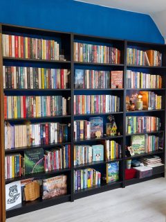 Um livro é um tesouro que vai muito além das suas páginas. Os livros mexem connosco, ficam-nos no coração e na memória. 

Neste Dia Mundial do Livro, partilho as minhas estantes, um sonho que sempre quis concretizar: ter estantes do chão ao teto. Nelas, os tesouros vivem e respiram em todo o seu esplendor, e desperta-se-me um sorriso sempre que olho para eles.

Sou muito grata pelas memórias dos bons livros que li, e uma curiosa eterna pelos livros que ainda não li. Por isso, tenho uma missão: ler o máximo de livros das minhas estantes, os da TBR, antes de comprar mais.

Feliz Dia Mundial do Livro a todos vós que, como eu, se encantam com os tesouros de tinta e páginas. ✨️

Vamos ler os livros que moram nas nossas estantes? 💙

#livros #diamundialdolivro #escrever #livroscomotesouros #ler

Livros | Leitura | TBR | Ler | Consumo consciente | Ler os livros das estantes | Dia Mundial do Livro