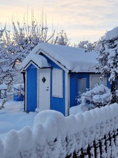 Rolo da câmara: Estocolmo, janeiro de 2026

Recebo muito carinho da vossa parte quando faço partilhas destas nas stories, por isso, decidi trazer algumas das imagens que os meus olhos (e câmara) registam. 🥰

1 - Estocolmo no esplendor do inverno
2 - Noites de jogos de tabuleiro com o marido
3 - Comecei o ano com uma agenda onde, todos os dias, anoto um pensamento, uma observação, uma ideia. Não é, portanto, uma agenda tradicional
4- Passeio o mês de janeiro a editar o meu sexto livro 💜
5 - Ouvi muitas canções da maravilhosa Cesária Évora, uma grande inspiração
6 - Casinhas giras em Estocolmo 
7 - O meu maravilhoso 'sobrinho', @dino.fluff. 🥰
8 - Estocolmo é um paraíso de inverno
9 - Passei muitos dias assim, a regressar ao meu #projetooculto
10 - Fiquei doente durante a edição do livro, e o Snoopy foi companhia nas horas críticas
11 - Terminei a edição do meu sexto livro 🥹
12 - Ainda há árvores de Natal em Estocolmo e eu adoro isso 😍
13 - Das livrarias de que mais gosto aqui
14 - Fui à livraria comprar um presente para uma amiga e acabei a trazer este livro que é também um curso 🥰
15 - Uma caneca de chocolate quente especial
16 - Paisagens de Estocolmo 
17 - Fui votar 🙌🏻
18 - Participei numa maratona de escrita 
19 - Enviei o meu sexto livro aos leitores-beta 🥹
20 - Mais casinhas lindas de Estocolmo. Nunca me canso de as fotografar. 💙

E foi este o meu mês de janeiro, entre escrita, reescrita e leituras. 🥰 Como foi o vosso?

#escritoraportuguesa #livros #janeiro2026 #rolodacâmara

Estocolmo | Escrita | Autores portugueses | Livros