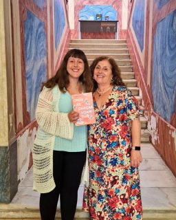 O concelho de Reguengos de Monsaraz encantou-me logo na primeira visita. Já tinha decidido incluí-lo num livro meu antes de o conhecer, e percebi que o meu instinto estava certo: é impossível não me deslumbrar com as paisagens do Alentejo. 🩷

Por isso, quando publiquei o «Onde as Garças Voam», e depois do apoio maravilhoso dos habitantes nos tempos de pesquisa, ofereci um exemplar do livro à Biblioteca Municipal de Reguengos de Monsaraz, que me recebeu com um carinho singular. 🥹

Deslumbrei-me pela biblioteca, antigo Palácio do Rojão, pertencente ao Conde de Monsaraz, e que foi, em tempos, uma escola. Um espaço dedicado à Cultura e aos livros e que contém a beleza e singularidade arquitetónica do palácio.

Um agradecimento especial à Dr.ª Belmira, ao Dr. Joaquim e à Dr.ª Susana, por tão bem me receberem na biblioteca e por aceitarem o «Onde as Garças Voam», ambientado em Reguengos de Monsaraz. 🙏🏻🥰

#ondeasgarçasvoam #biblioteca #reguengosdemonsaraz #autoraportuguesa 
#elisabetemartinsdeoliveira