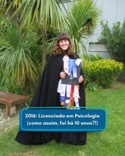 Em 2016, era uma pessoa muito diferente da que sou hoje: (muito) mais tímida (🤭), acabadinha de sair da licenciatura em Psicologia com o sonho de me tornar Psicóloga Educacional. Ainda assim, com a escrita no meu coração, decidi fazer um Gap Year para perceber o que queria mesmo fazer.

Trabalhar com crianças, tanto em contexto de creche como numa associação dedicada às Perturbações do Espetro do Autismo, ensinou-me que muito se faz no sentido de promover um desenvolvimento saudável das crianças, mas a realidade é também muito mais complexa do que aquilo que é explicado na teoria.

2016 foi um ano de muita reflexão, de medo de errar, de incertezas quanto ao futuro. ✨️ O meu namorado da altura, atual marido, esteve sempre lá e sempre me apoiou. Ele é a pessoa mais extraordinária que conheço!

No meio de tudo isto, tanto mudou mas a escrita foi sempre uma constante. Ali estava eu, a investir na escrita da minha trilogia (a apostar sempre nas coisas mais difíceis! 😂) e a sonhar, um dia, que uma editora me acolhesse e aos meus livros. 🥹

O que eu teria a dizer à Elisabete de há 10 anos… Mas isso fica para o journaling.

😜 Não pensei que fosse aderir a esta trend, mas aqui está: «a blast from the past»!

#2016 #escritora #autoraportuguesa #elisabetemartinsdeoliveira