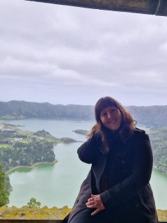 📷 Rolo da câmara - Portugal; Estocolmo, março de 2026

Março foi um mês bonito, com altos e baixos, é certo, mas com momentos bons.

1. Conheci a ilha de São Miguel e quero lá voltar. 🤩
2. Lagoa das Sete Cidades, vista do abandonado Hotel Monte Palace
3. Encontrei o Um Muro e Uma Cerca e o Onde as Garças Voam numa Bertrand em São Miguel. 🥹 A livreira é muito querida!
4. Participei do evento Cartas de Março, na FNAC do Fórum Cascais, organizado pelas queridas @rosaria_casquinha, @mjoaocovas_livros_gosto e @agata_mgouveia. 🥰
5. Viajei, escutei, senti. Março trouxe muitas reflexões importantes. 
6. Revi amigos do meu coração, daqueles que quero levar para a vida. 💙
7. Fui à apresentação da querida @valentinawriter, e estou muito curiosa com o seu novo livro, "A Casa das Malvas". 😍 Já leram?
8. Levei as minhas sobrinhas à Kidzania e elas querem lá voltar (e eu também! 🤭). Passei muito tempo com a minha família e amigos e isso fez-me tão bem. 🩷
9. Voltei a fotografar lugares abandonados. ✨️ Adoro descobrir e compreender as histórias que contam.
10. No 3.° aniversário do @clubedasmulheresescritoras, apresentámos a nossa Revista Tempo e o nosso podcast, Nós, Voz, Elas, com a querida @catarinarodrigues_autora. 🥳
11. Regressei ao meu sétimo livro, o #projetosecreto
12. Escrevi numa casinha-café lindíssima aqui em Estocolmo
13. Maratona de escrita nesta casinha 🤩
14. Num passeio primaveril com o @dino.fluff 🤗
15. A primavera já se sente aqui na Suécia
16. Os Açores deixam saudades 💙

✨️ E o vosso mês de março, como foi? ✨️

#escritora #rolodacâmara #março2026

Escrever | Livros | Viagens | Eventos | Vida de escritora | Resumo do mês